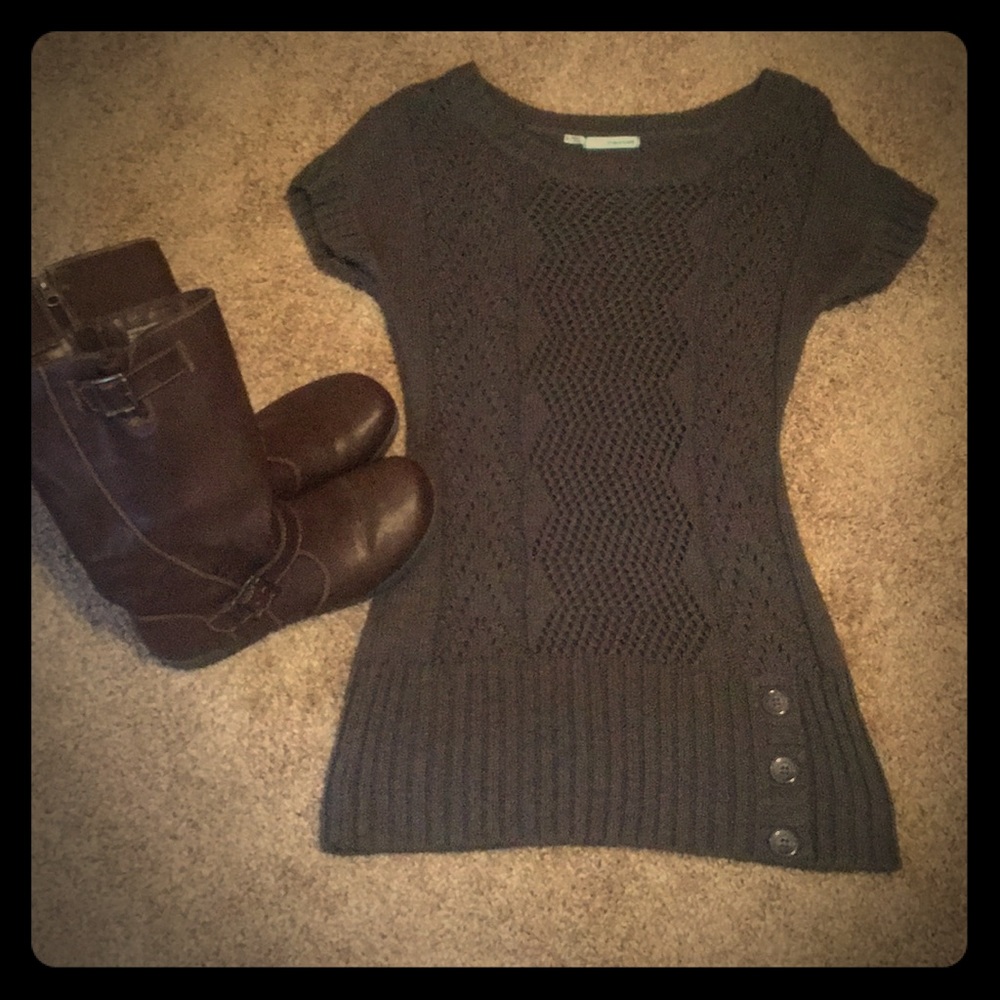 Small Maurice’s shirt with size 5 Brown boots!